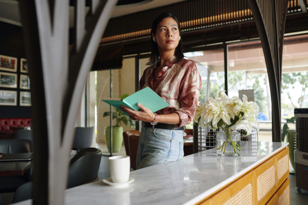 How to Accept Contactless Payments: A Guide for Growing Businesses 18 Woman about to take an order at a restaurant.